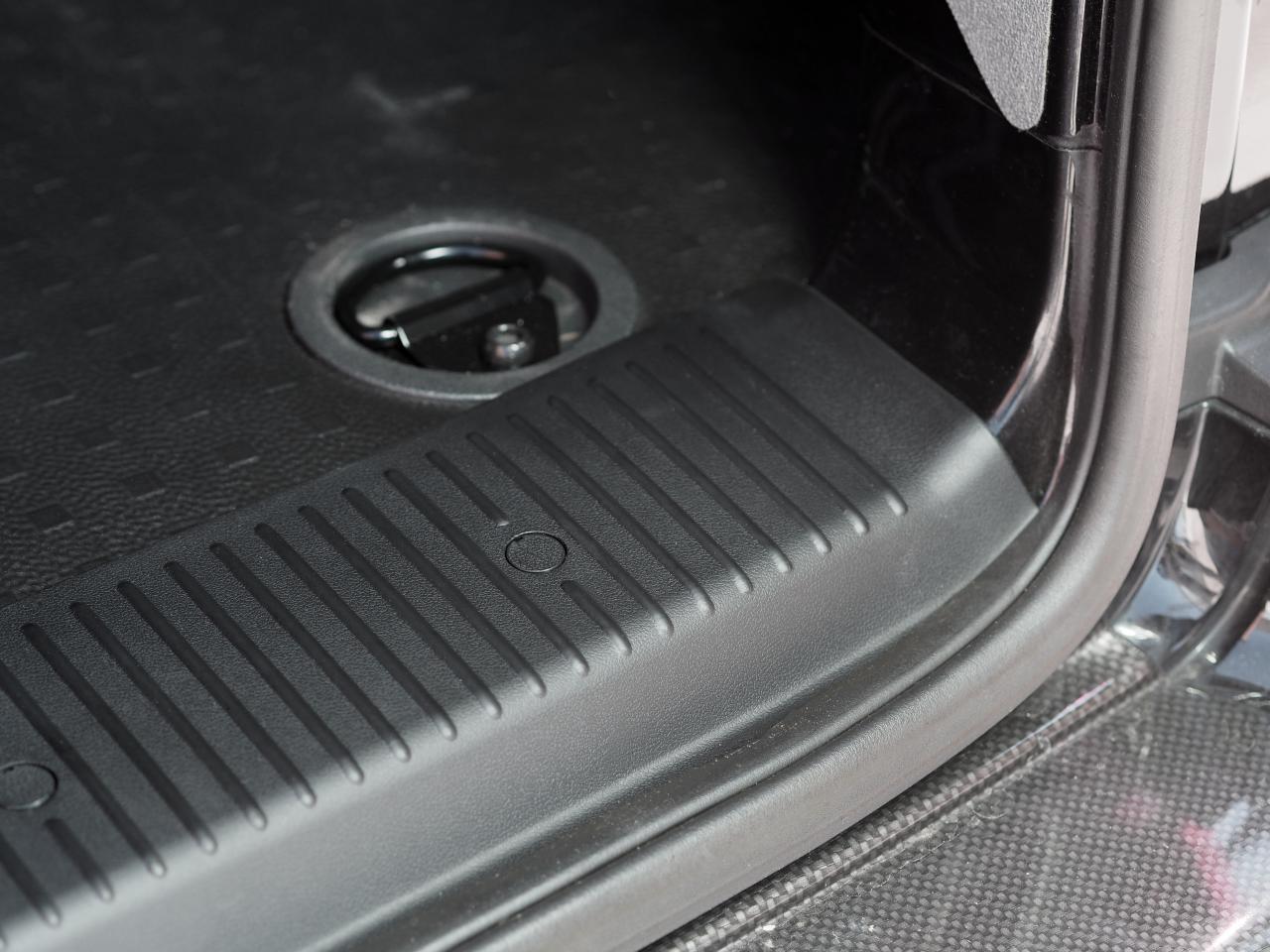 For VW T5 & T5.1 V2 Barn Door Threshold Cover with Side Step & Fitting Kit – Van-X