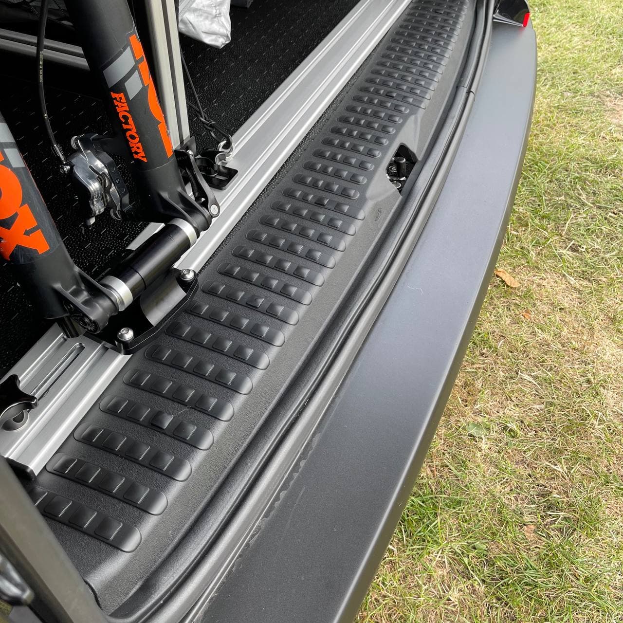 For VW T5, T5.1 V3 Tailgate Threshold Cover + Side Step