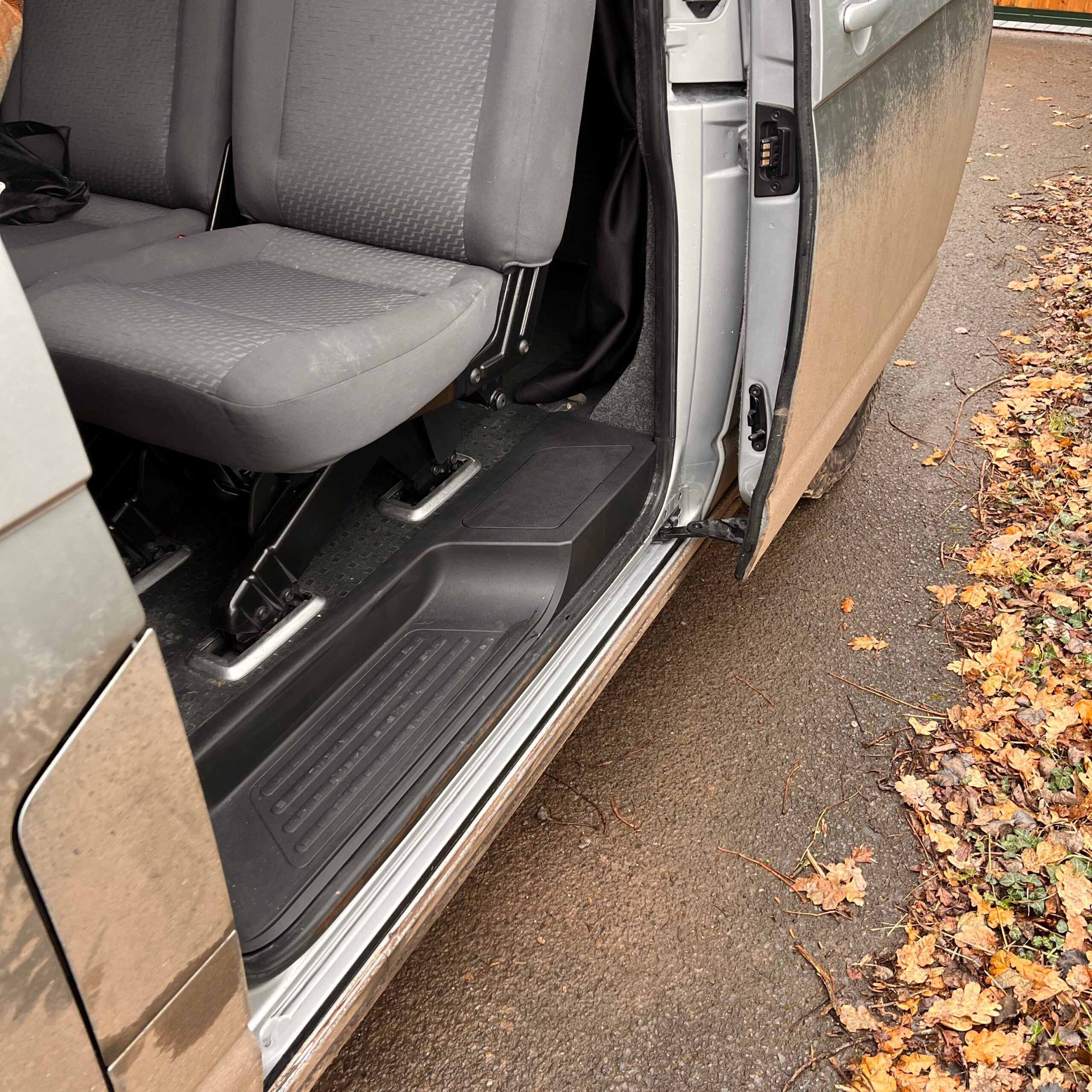 For VW T5, T5.1 V3 Tailgate Threshold Cover + Side Step