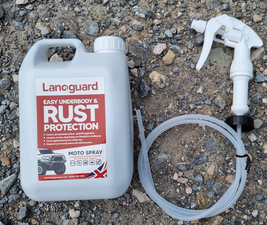 Lanoguard 2 Liter Motorradspray mit Auslöseset zum Schutz von Fahrzeugunterseiten vor Rost, Salz und Korrosion