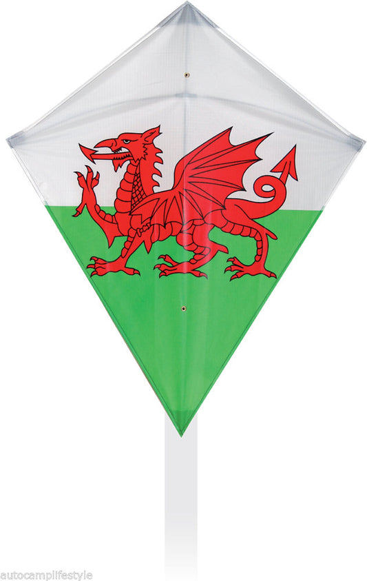 Traditioneller Diamantdrachen mit walisischer Flagge in Wales